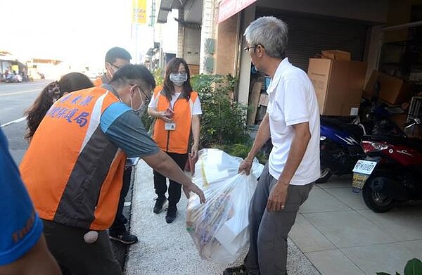 民眾雖然使用透明垃圾袋,但其中有資源回收物,仍被稽查人員制止。(黃力勉攝)