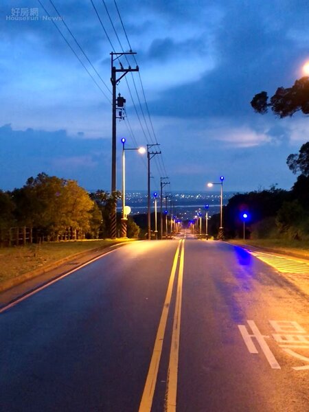 台中藍色公路下過雨後，夜景很漂亮。（好房網News記者蔡佩蓉攝影）