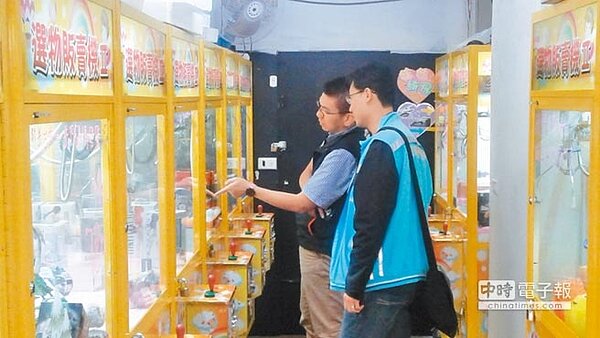 娃娃機席捲全台,新北市經發局稽查全市751家娃娃機店。(葉德正翻攝)