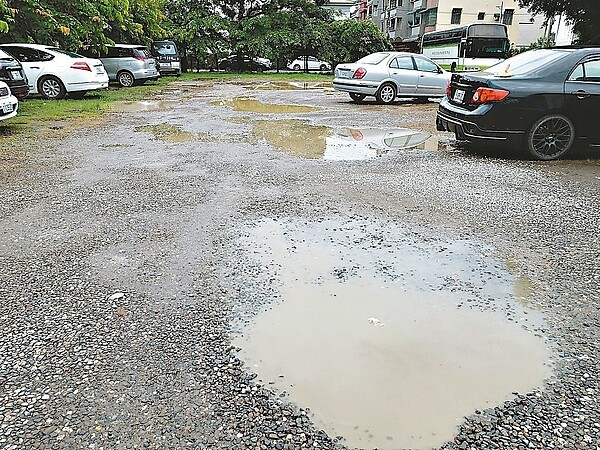 屏東地檢署後方的停車場遇雨泥濘不堪，到處都是坑洞積水，洽公民眾抱怨連連。 記者翁禎霞／攝影