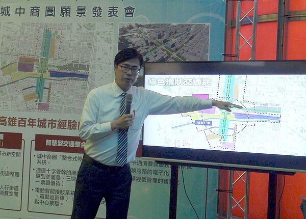 民進黨高雄市長參選人陳其邁提出打造高雄車站新門戶計畫，要建構「高雄表參道」縱軸線，推動「一豎六橫」造街目標。記者楊濡嘉／攝影 
