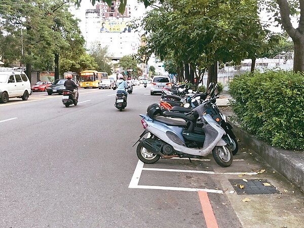 機車停車格外常緊鄰紅線,外側機車若遭惡意移出,車主恐怕就會吃上罰單。 記者林敬家/攝影