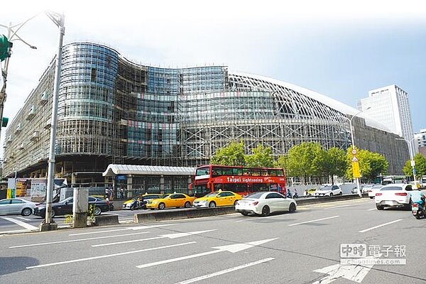 遠雄上月底重新遞件大巨蛋都審,都審幹事會將於7月24日舉行,後續還有都審大會、環評、建照執照變更等程序,大巨蛋復工仍是未知數。(林縉明攝)