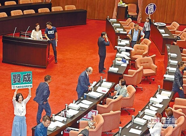 立法院三讀通過《公司法》修正案,「SOGO條款」未設回溯條款,徐旭東經營權不受影響。「大同條款」被視為市場派的勝利。(張鎧乙攝)