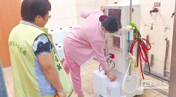 成大醫院洗腎室誤將漂白水當透析藥水事件，台南市政府衛生局6日派人了解，有待釐清責任歸屬，才會決定是否懲處。（台南市政府衛生局提供）
