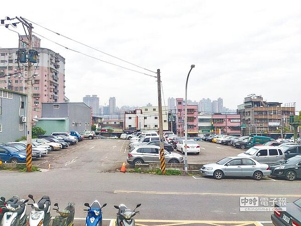 八里龍形市場用地現暫做停車場。(葉德正翻攝)