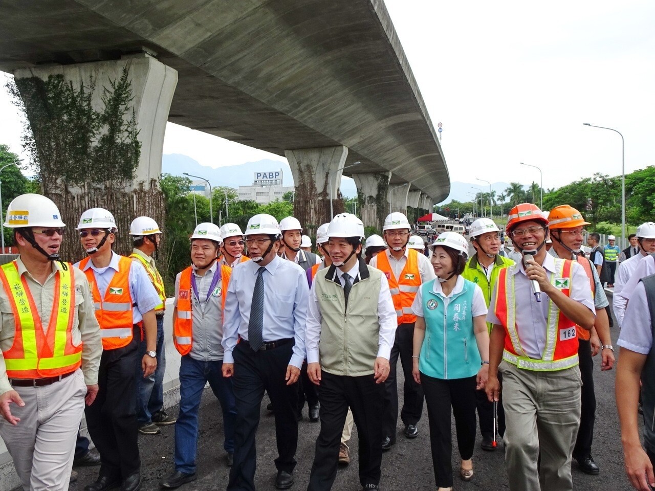 國3新建屏東交流道10月底完工，賴清德（ 中）今早前往視察。記者潘欣中／攝影