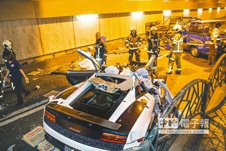 台北市自強隧道7日凌晨發生嚴重死亡車禍，超跑車頭粉碎零件四散，現場一片狼籍。（郭吉銓攝）