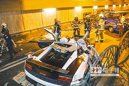 台北市自強隧道7日凌晨發生嚴重死亡車禍,超跑車頭粉碎零件四散,現場一片狼籍。(郭吉銓攝)