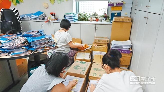 新北市府教育局每天動用17名員工及11名工讀生處理2萬多份重置處分書及訴願書,連假日也得加班。(吳岳修攝)