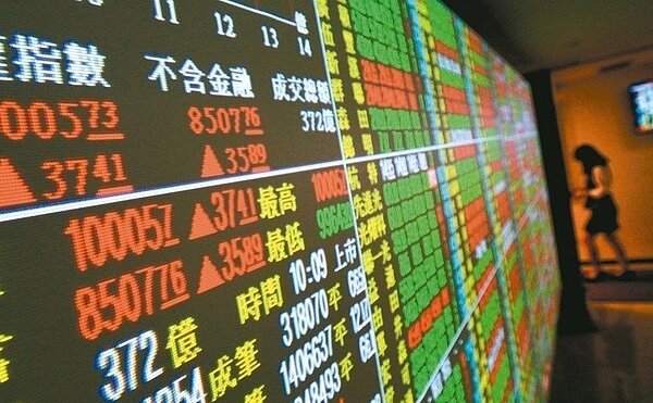 投保中心提醒,投資人開證券交易戶後千萬不可圖一時之便,將印章及存摺等放置在營業員處,以保障自身權益。 圖/聯合報系報系資料照片