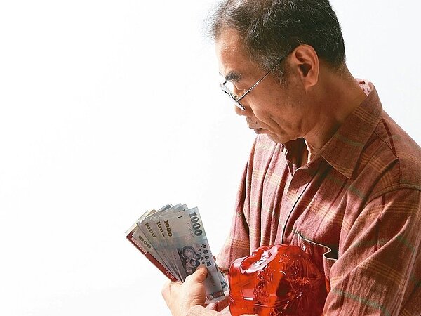 隨著軍公教年改落幕,勞保年金改革時間表未定,請領潮明顯消退。 圖/聯合報系資料照片