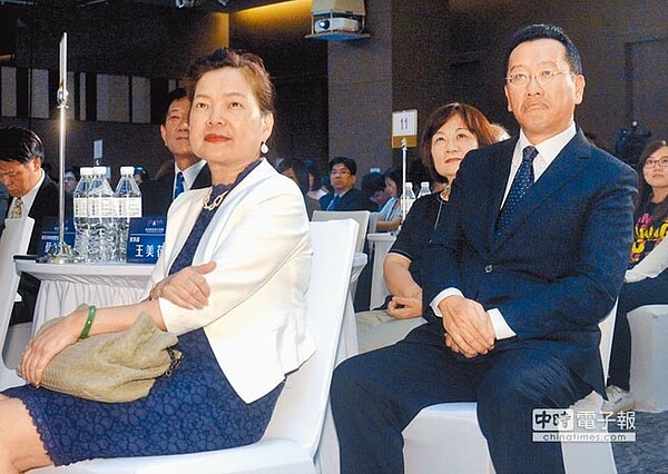 公司法立法出現法令牴觸漏洞,金管會主委顧立雄(右)、和經濟部次長王美花(左)夫妻檔兩人說法「沒喬好」。圖為兩人出席2018台灣服務業大評鑑頒獎典禮。(本報資料照片)