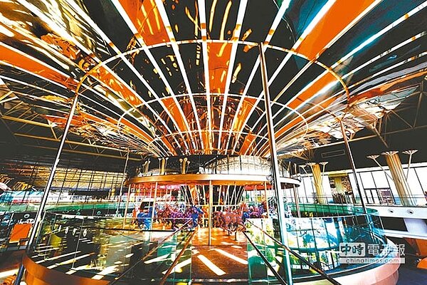 新光三越去年八月開出重慶新光天地,體驗業態群起進駐,圖為館內打卡景點之一「天空之城」。圖/新光三越提供