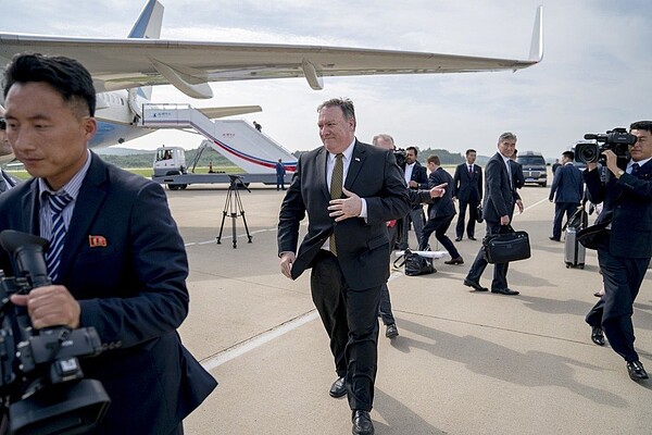 美國國務卿龐培歐一行人7日下午抵達北韓國際機場,準備登機前往日本。 美聯社