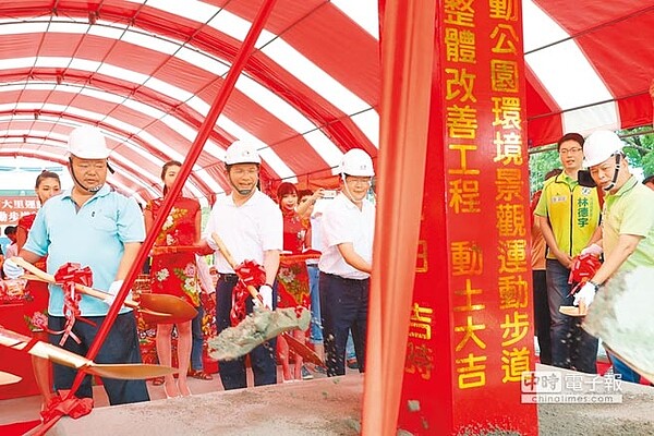 大里運動公園步道等改善工程舉行動工典禮，台中市長林佳龍（左二）與會。（陳淑芬攝）