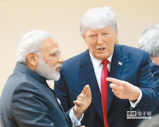 美國提出印太戰略，拉攏印度建構包圍網壓抑大陸崛起。圖為美國總統川普（右）去年在G20期間與印度總理莫迪會面。（美聯社資料照片）