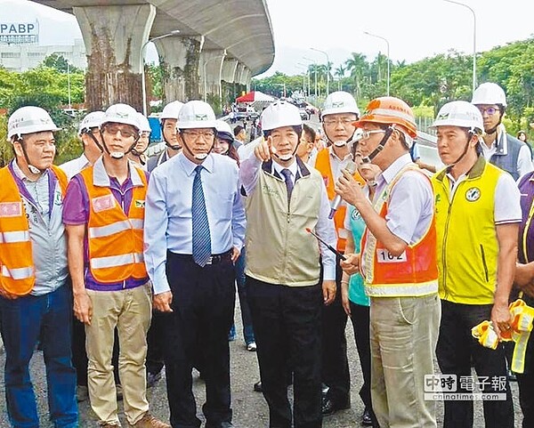 行政院長賴清德7日到屏東視察國道3號屏東交流道時宣布，將投入超過500億元進行屏東交通及醫療等建設。（潘建志攝）
