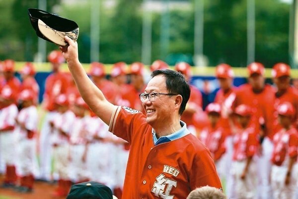2018中華職棒紅白明星對抗賽昨天在天母棒球場舉行，國民黨台北市長參選人丁守中也出席。 記者林伯東／攝影