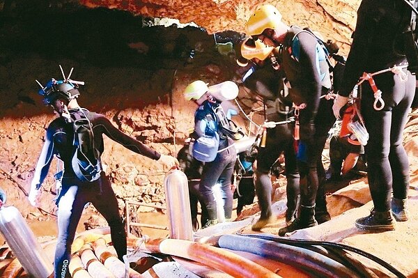 泰國12名足球隊少年和教練受困鐘乳石洞進入第三周,圖為泰國海軍潛水人員深入洞穴救援,第一批少年最快可望在台灣晚間10時救出。 美聯社