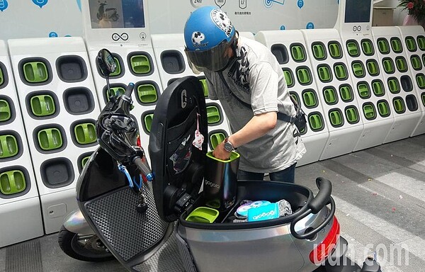 呂姓電動機車騎士反映,電動機車換電站有城鄉差距,像他住太平區,換電站不多,且電池較老舊。記者趙容萱/攝影