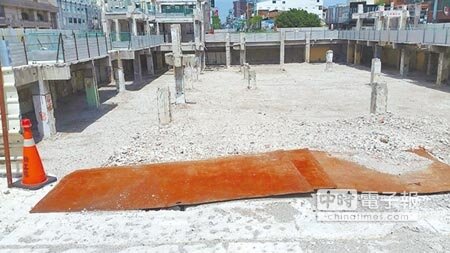 中國城拆除做親水公園原定4月完工，但現在不但廠商退出，還須重新招標。（程炳璋攝）