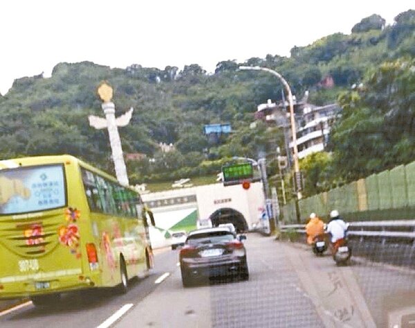 基隆市有民眾拍到2名機車騎士,從市區孝二路騎上往國道一號的高架聯絡道,險象環生。圖/讀者提供