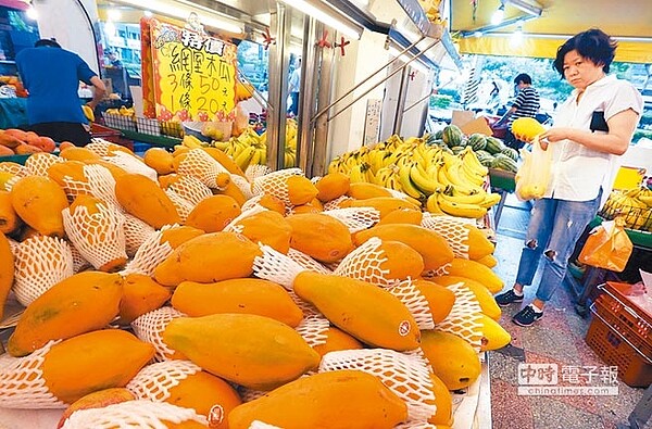 由於生產過剩，木瓜及火龍果等水果近來價格大跌，店家表示，即使價格低廉，民眾購買意願也未必提高。（范揚光攝）
