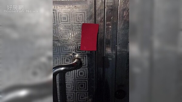 喪家用於告知鄰里附近有喪禮,並為致喪者指路的標示。/截圖自爆料公社