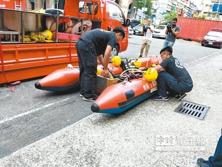 
強颱瑪莉亞來襲，新北市府消防局整備防災救生艇，以防不時之需。（吳岳修攝）
 