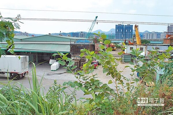 五股垃圾山現況工廠林立,地方居民期盼能夠盡早開發,擺脫都市毒瘤。(葉德正翻攝)