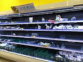 超誇張！　超市生鮮搶購一空如蝗蟲過境