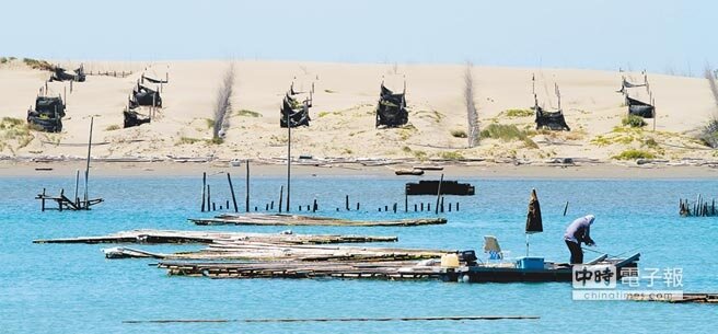 台南市七股區黑面琵鷺保護區北邊的海埔魚塭,傳出有250公頃被租賃或收購並將用來種電,養殖戶擔心生態改變。圖為台南七股潟湖。