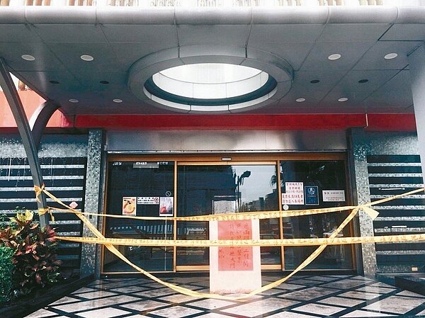 台南市知名的台南大舞廳、金府城KTV常有酒客打架、青少年聚集吸毒等治安事件,警方昨天配合工務單位,拆除違建,嚇阻不法。 圖/警方提供