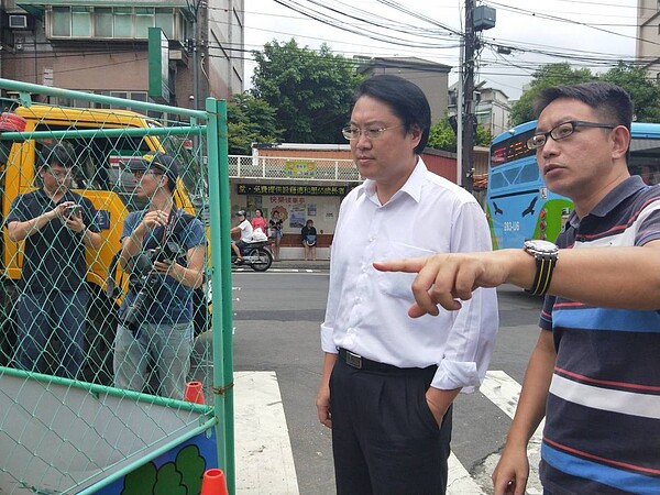 今天上午台北市長柯文哲說，將於今天晚上8點宣布明天是否照常上班上課。對此，林右昌今天下午前往復興路勘察防災準備時表示，「依規定最晚10點前宣布」，柯文哲的意思應該不是這樣。記者游明煌／攝影 