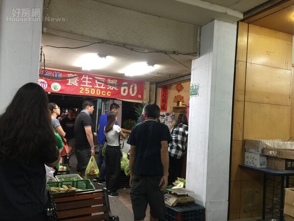 瑪莉亞颱風10日開始影響台灣加劇，民眾已經在9日晚上搶賣蔬菜(好房網news林美欣攝影)