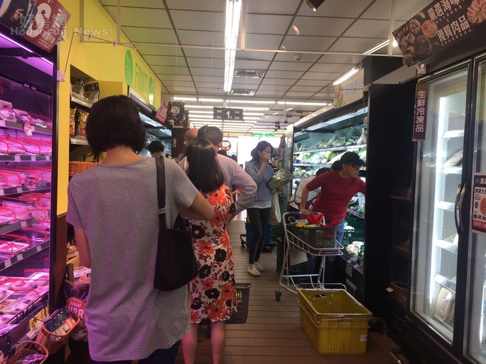 颱風來臨，民眾大賣場搶買生鮮食品 (好房網news林美欣攝影)