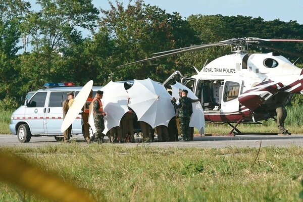 救援人員九日在清萊一個軍事機場將獲救少年從直升機移到救護車上，準備送往醫院。 （法新社）

