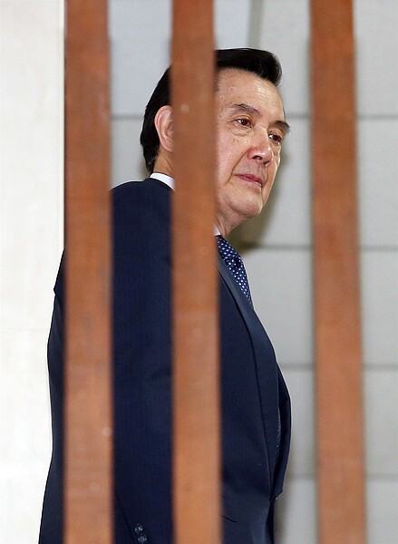 台北地檢署調查國民黨三中黨產案,4月第三度傳喚前總統馬英九,馬前總統走過北檢中庭,神情若有所思。 圖/聯合報系資料照片