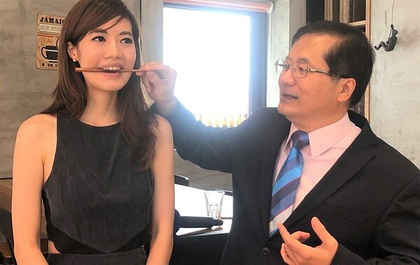 若總不習慣笑或皮笑肉不笑,醫師建議,可以透過咬筷子,練習如何自然地露出8到9顆牙的美麗笑容。 記者羅真/攝影