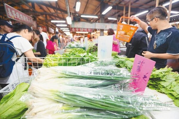 強颱瑪莉亞10日暴風圈襲台，民眾經常購買的葉菜類價格都上漲，民眾的荷包失血。（陳怡誠攝）
