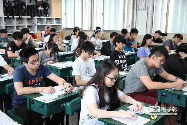 大學考試分發委員會公布,今年共有1803個校系參與分發,共核定35817個招生名額,創下歷年新低。(資料照片,林后駿攝)