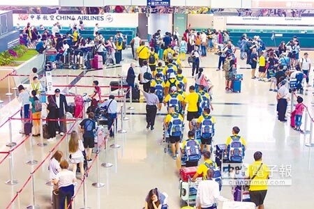 瑪莉亞颱風警報解除後,桃園機場國際航班11日下午起陸續恢復起降,圖為昨日中午過後出入境旅客順暢通關搭機或順利通關入境,並沒有出現預估旅客「爆量」情形,讓航空公司及工作人員鬆了一口氣。(陳麒全攝)