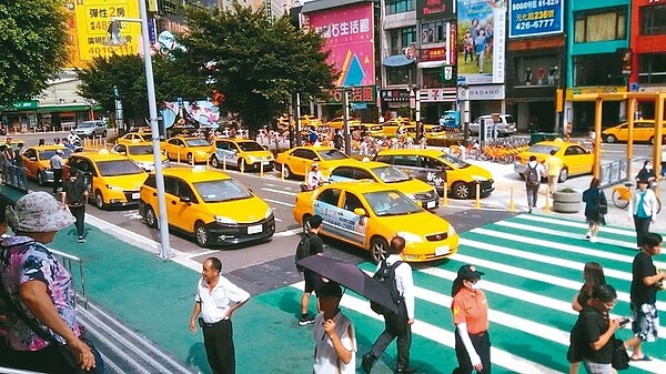 桃園市府交通局5月推動中壢火車站微整形，但市議員王浩宇痛批改善只是假象。 圖／市議員王浩宇提供
