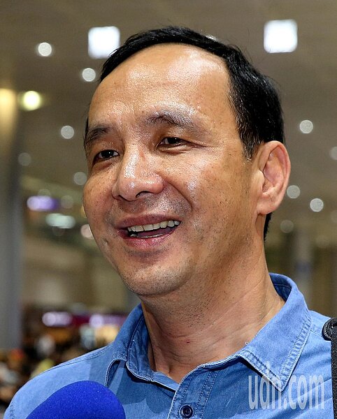 新北市長朱立倫結束新加坡訪問行程，11日傍晚搭乘長榮航空公司班機返抵桃園機場。記者陳嘉寧／攝影 