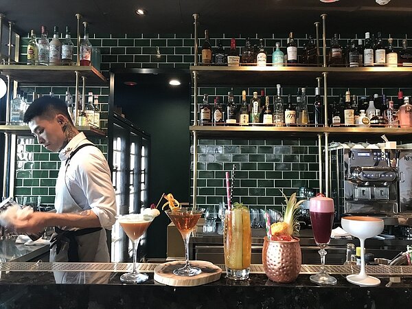 餐酒館成百貨餐飲趨勢,新光三越A9新餐廳「WILDWOOD」設有酒吧。記者江佩君/攝影