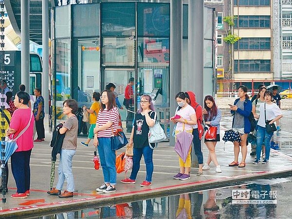 颱風假不同調,要趕往雙北上班的基隆通勤族,昨日起了大早到基隆火車站,卻發現每個班次都大誤點,只好無奈轉搭國光客運。不少人痛批,火車沒法準時開,上班一定遲到,難道這都是市民該死、自己的錯嗎?(張穎齊攝)