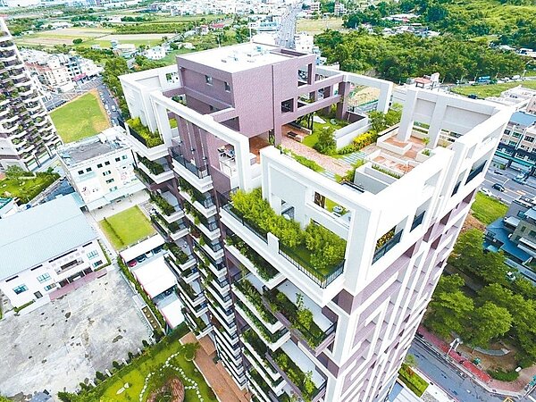 「高雄厝」三年多前首創全國制定「高雄厝設計及鼓勵回饋辦法」,同意可施作三米深景觀陽台。 圖/高雄市工務局提供