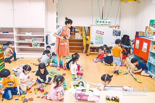 政院推出的新版育兒津貼、托育補助8月即將上路,為達全台一致性標準,行政院要求已額外加碼的縣市,須訂落日退場機制;圖為公辦民營的非營利幼兒園。(本報資料照片)