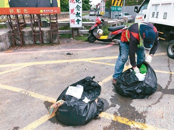 彰化市公所打撈被丟在大埔截水溝的垃圾包，破袋稽查。 圖／彰市公所清潔隊提供